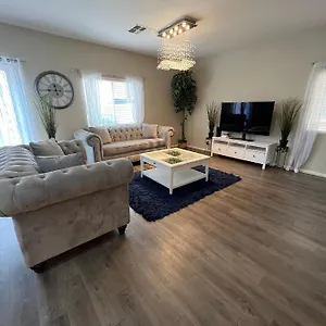 Homestay Spacious, Chic 3bd, Sleeps 8 Convenient To Everything